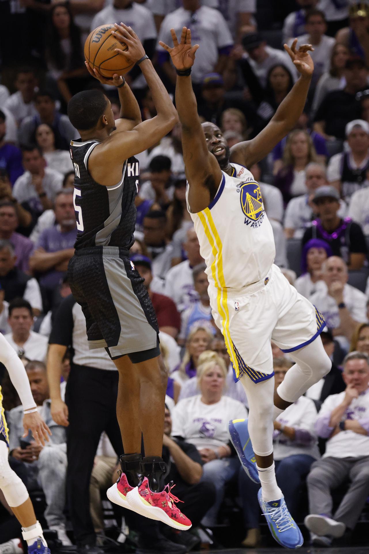 El alero de los Golden State Warriors Draymond Green (D), en una fotografía de archivo. EFE/EPA/John G. Mabanglo