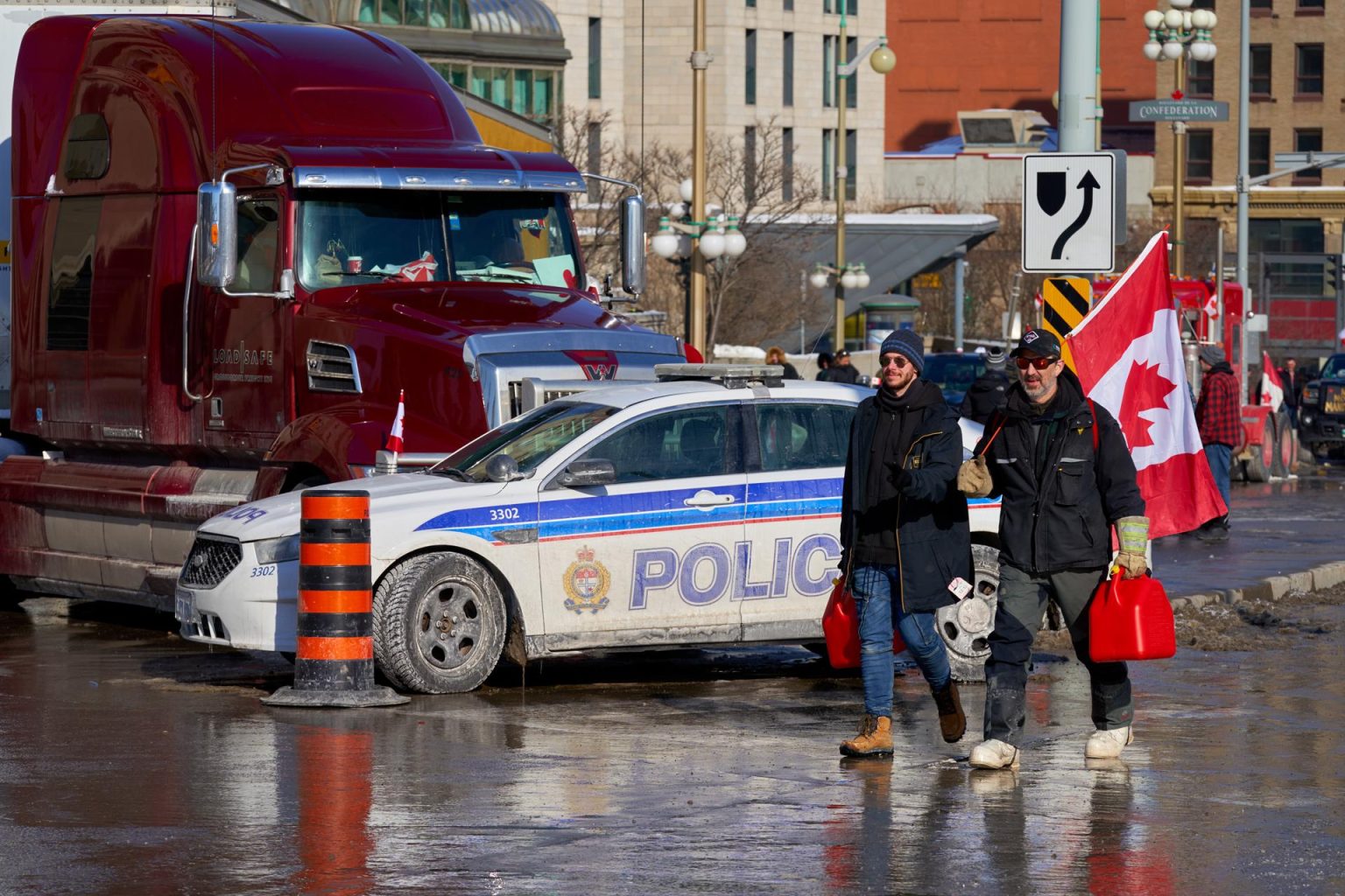 Las autoridades canadienses acusaron hoy a Abdul Aziz Kawam, de 28 años de edad, de apuñalar a un pasajero del autobús y atacar a otra persona en la mañana del sábado. Imagen de archivo. EFE/EPA/ANDRE PICHETTE