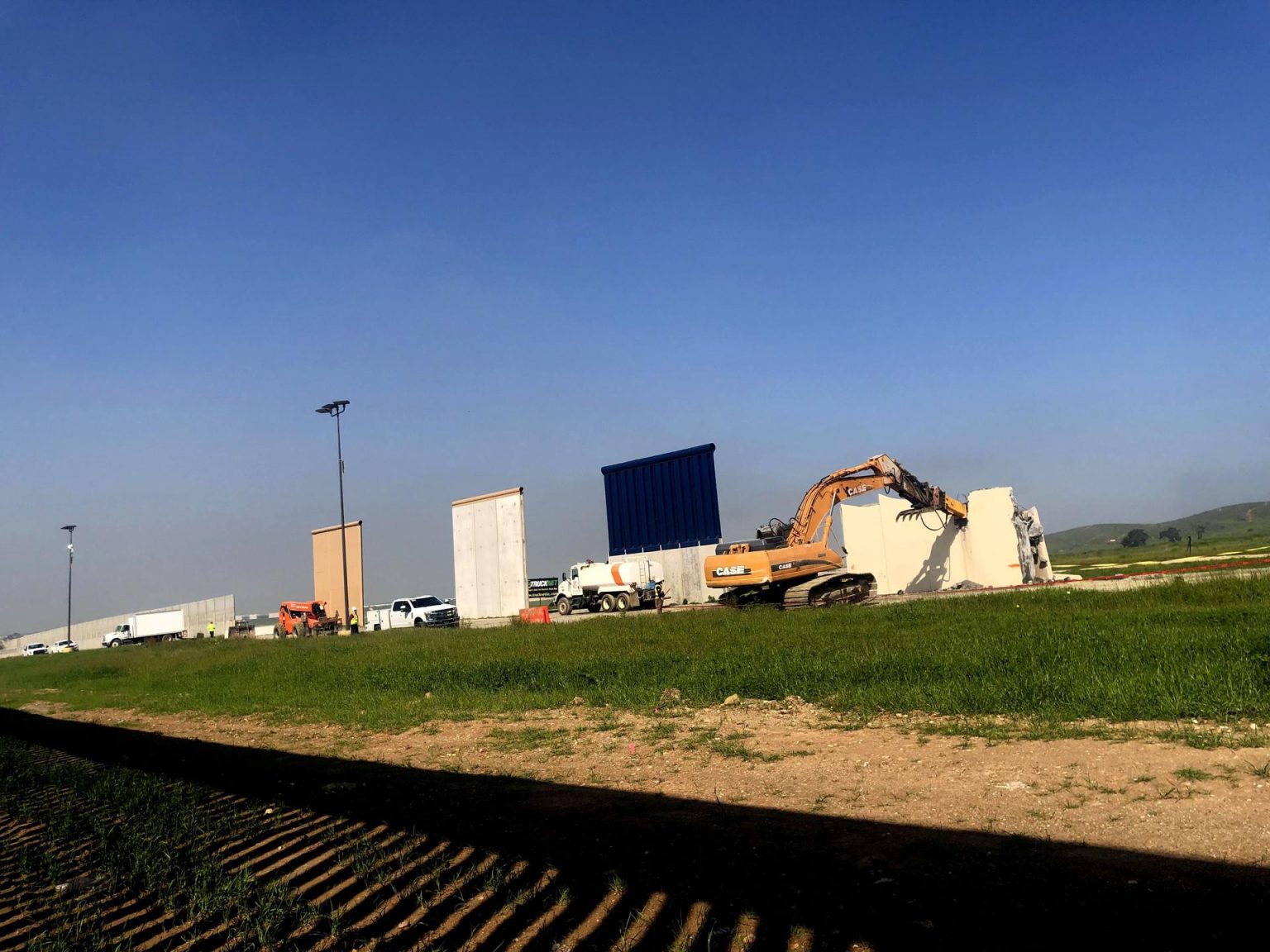 Fotografía de archivo donde se observa maquinaria que derrumba uno de los ocho prototipos del muro fronterizo entre México y Estados Unidos en Tijuana (México). EFE/ Alexandra Mendoza