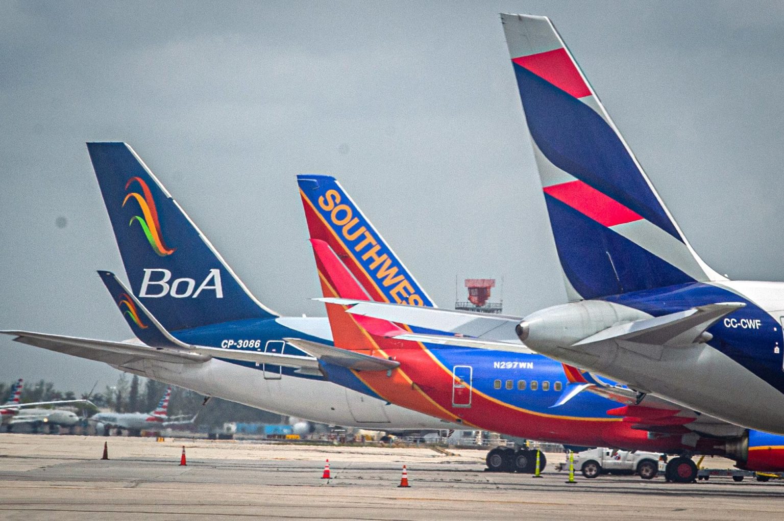 Fotografía de archivo del 16 de junio de 2021 que muestras unos aviones de varias compañías aéreas, en el aeropuerto Internacional de Miami, Florida (EE.UU.). EFE/Giorgio Viera