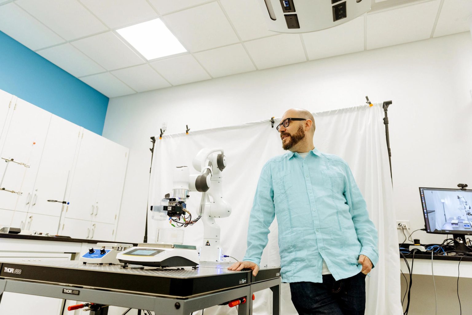 Fotografía cedida por Liz Beddall donde aparece el científico de origen mexicano Alán Aspuru-Guzik mientras posa junto a un robot como los que formarán parte de los laboratorios robotizados y controlados por inteligencia artificial que está desarrollando la Universidad de Toronto en Canadá. EFE/Liz Beddall /SOLO USO EDITORIAL/NO VENTAS/SOLO DISPONIBLE PARA ILUSTRAR LA NOTICIA QUE ACOMPAÑA/CRÉDITO OBLIGATORIO