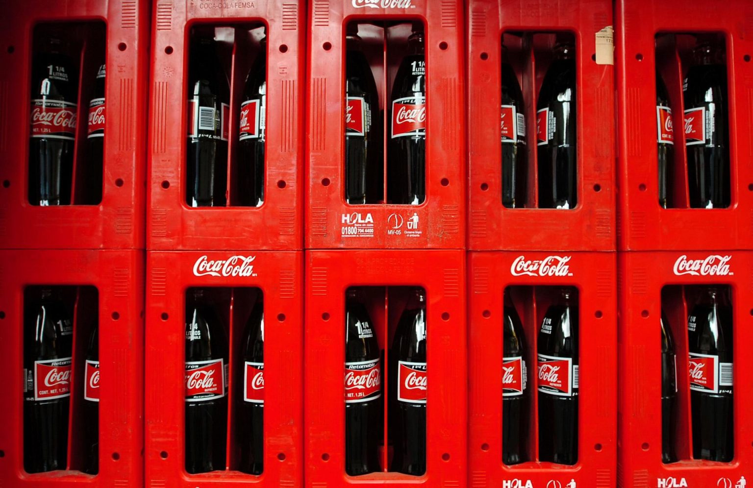 Imagen de archivo de una botellas de la empresa Coca-Cola. EFE/David de la Paz