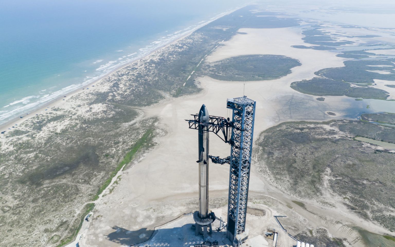 Fotografía aérea cedida por SpaceX donde se muestra su cohete Starship en la base de la empresa en Boca Chica, Texas (EE.UU.). EFE/SpaceX /SOLO USO EDITORIAL /SOLO DISPONIBLE PARA ILUSTRAR LA NOTICIA QUE ACOMPAÑA (CRÉDITO OBLIGATORIO)