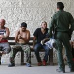 Los inmigrantes indocumentados que califican para las alternativas a la detención son aquellos que han sido evaluados para determinar que no presentan un riesgo para la seguridad pública, y quedan sujetos a varios niveles de verificación de su paradero y otras condiciones. Fotografía de archivo. EFE/Larry W. Smith