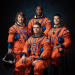 Fotografía cedida por la NASA donde aparecen los miembros de la tripulación de la misión Artemis II (de izq. a dcha.) los astronautas de la NASA Christina Hammock Koch, Reid Wiseman (sentado), y Victor Glover, y el astronauta de la Agencia Espacial Canadiense Jeremy Hansen, que despegarán en noviembre de 2024 desde Florida (EE.UU.) a bordo de la nave Orion y el potente cohete SLS. EFE/ Josh Valcarcel/NASA SÓLO USO EDITORIAL/SÓLO DISPONIBLE PARA ILUSTRAR LA NOTICIA QUE ACOMPAÑA (CRÉDITO OBLIGATORIO)