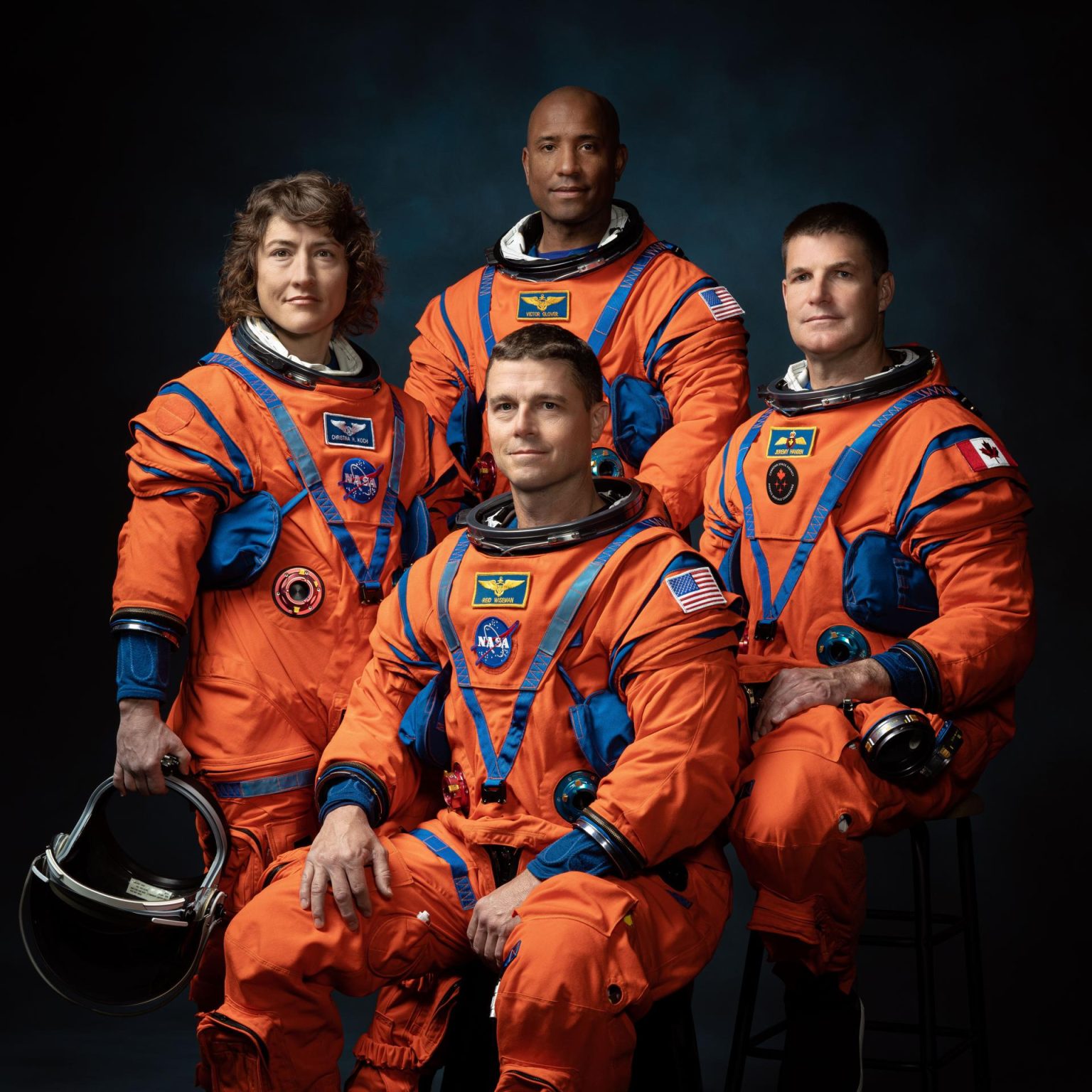 Fotografía cedida por la NASA donde aparecen los miembros de la tripulación de la misión Artemis II (de izq. a dcha.) los astronautas de la NASA Christina Hammock Koch, Reid Wiseman (sentado), y Victor Glover, y el astronauta de la Agencia Espacial Canadiense Jeremy Hansen, que despegarán en noviembre de 2024 desde Florida (EE.UU.) a bordo de la nave Orion y el potente cohete SLS. EFE/ Josh Valcarcel/NASA SÓLO USO EDITORIAL/SÓLO DISPONIBLE PARA ILUSTRAR LA NOTICIA QUE ACOMPAÑA (CRÉDITO OBLIGATORIO)