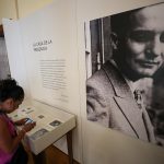 Una mujer observa pertenencias y obras expuestas en la casa que perteneció a María José y el nobel Octavio Paz, inaugurada hoy en Ciudad de México (México). EFE/ Isaac Esquivel