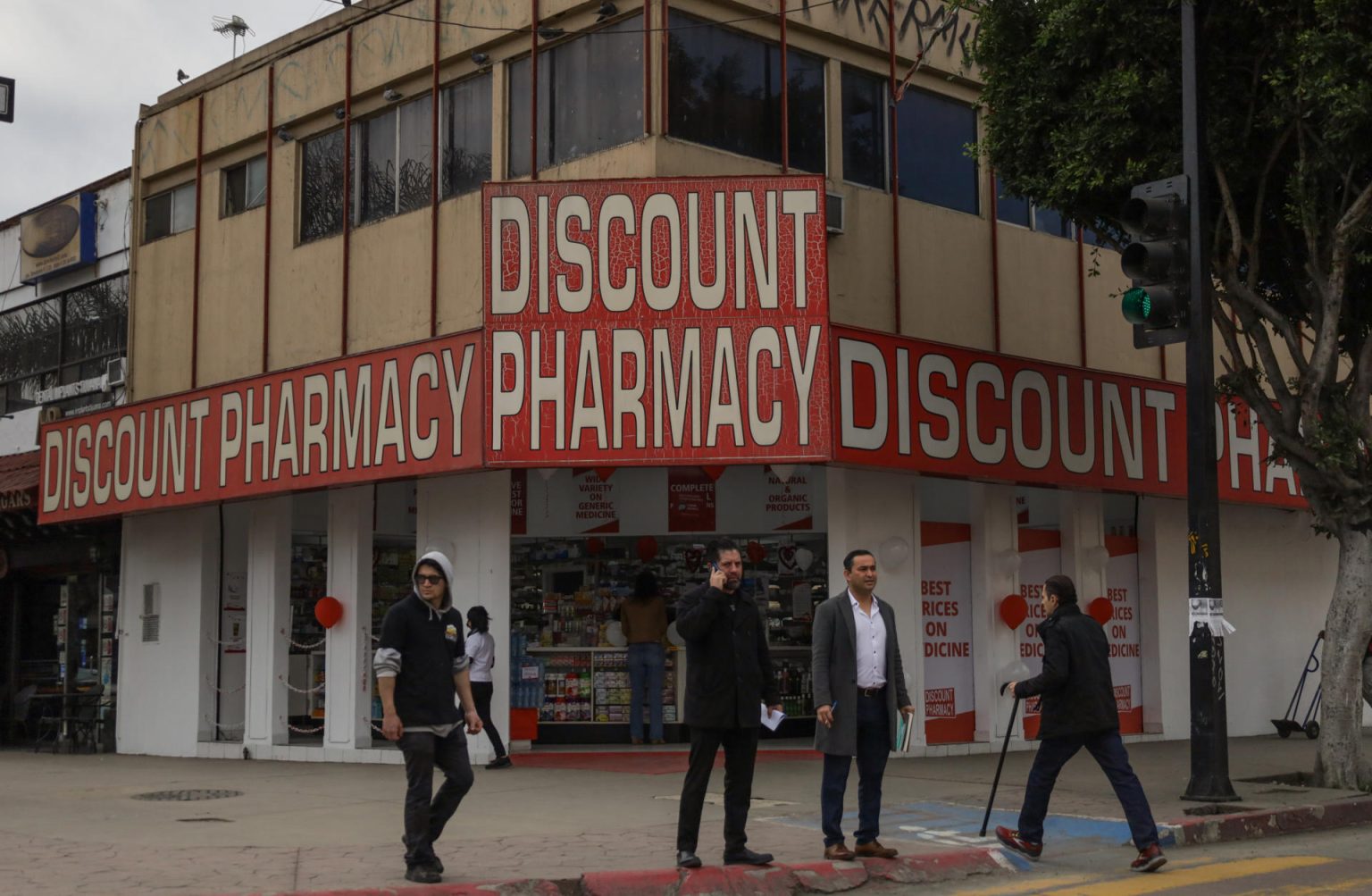 Fotografía del exterior de una farmacia, el 3 de abril de 2023, en la ciudad de Tijuana en Baja California (México). EFE/Joebeth Terriquez