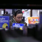 Una mujer hispana sostiene un libro en la sección en español de la Biblioteca Pública de Irving (Texas. EEUU). Imagen de archivo. EFE/José Luis Castillo Castro