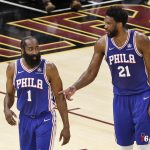 El pívot de los Philadelphia 76ers Joel Embiid (d) habla con su compañero James Harden (i), en una fotografía de archivo. EFE/David Maxwell