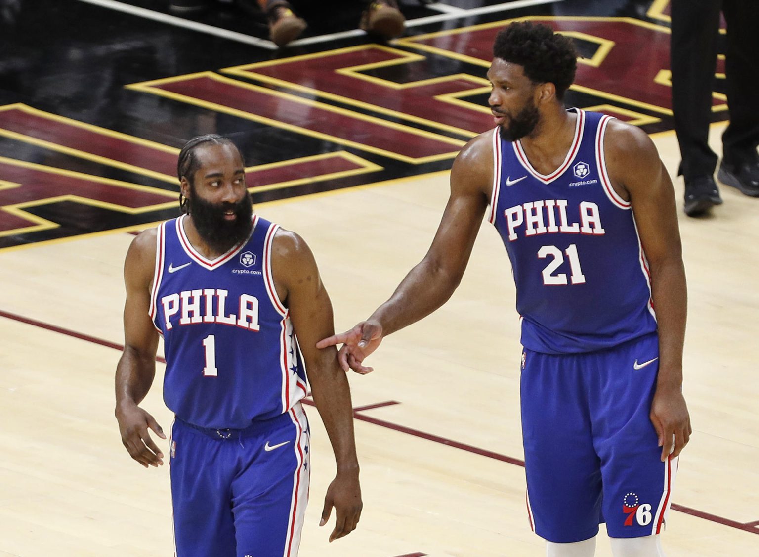 El pívot de los Philadelphia 76ers Joel Embiid (d) habla con su compañero James Harden (i), en una fotografía de archivo. EFE/David Maxwell