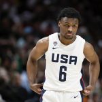 Fotografía de archivo, tomada el pasado 8 de abril, en la que se registró a Bronny James, del Equipo de EE.UU. e hijo de LeBron James, durante un partido por el Nike Hoop Summit 2023, en el coliseo Moda Center, en Portland (Oregon, EE.UU.). EFE/Soobum Im