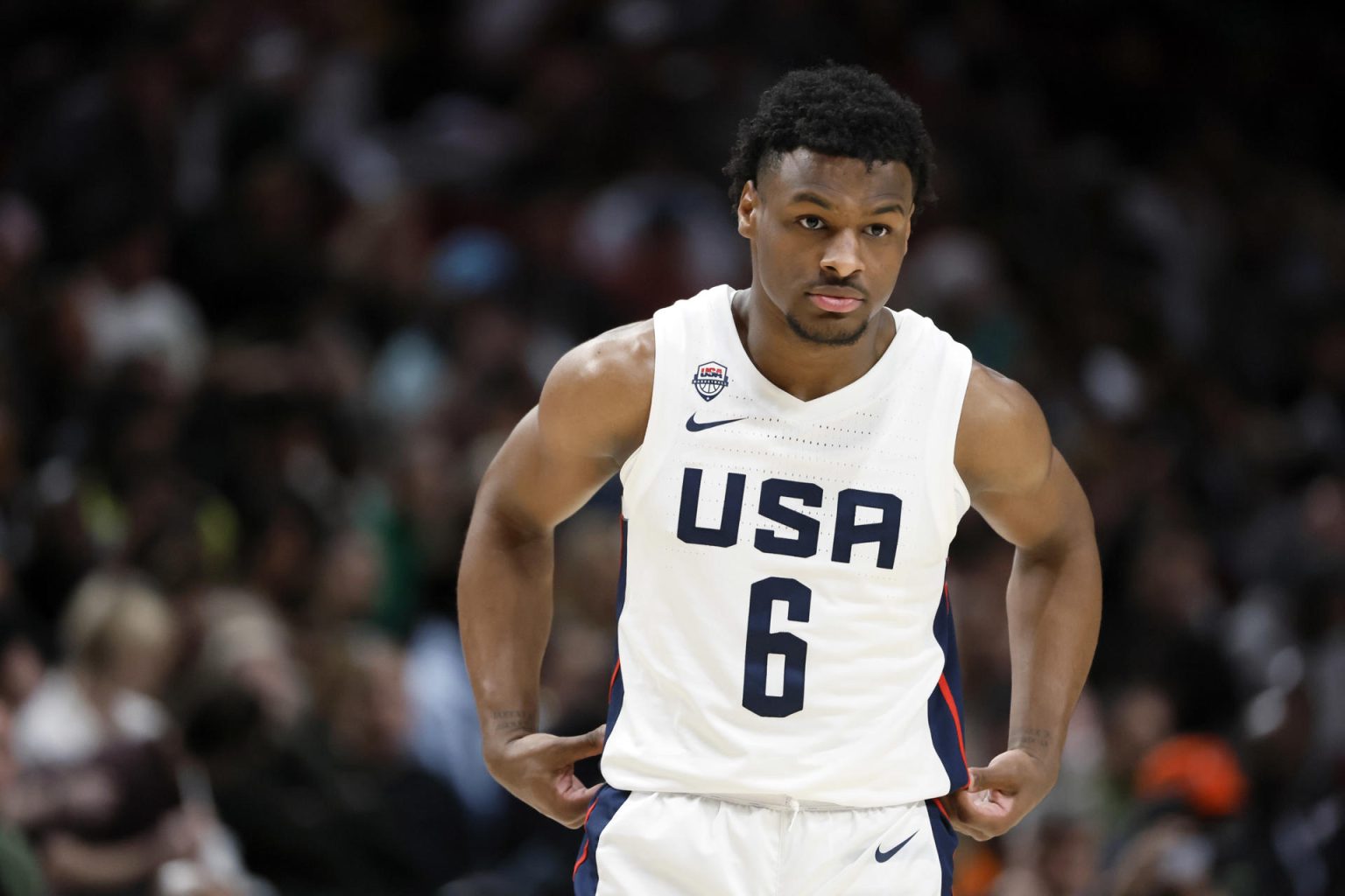 Fotografía de archivo, tomada el pasado 8 de abril, en la que se registró a Bronny James, del Equipo de EE.UU. e hijo de LeBron James, durante un partido por el Nike Hoop Summit 2023, en el coliseo Moda Center, en Portland (Oregon, EE.UU.). EFE/Soobum Im