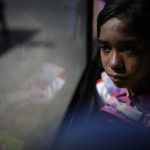 Yelismar Chourio La Rosa, una migrante venezolana de 15 años, llora desde el bus que la trasladará hacia Nicaragua hoy, en Paso Canoas, población fronteriza entre Panamá y Costa Rica. EFE/Bienvenido Velasco