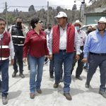 La Coordinadora Nacional de Protección Civil, Laura Velázquez Alzúa(i) y el Secretario de Gobernación de Puebla, Julio Huerta(d) durante el recorrido por la comunidad de Santiago Xalitzintla, parte de la ruta de evacuación no. 2 del volcán Popocatépetl. EFE/Hilda Ríos