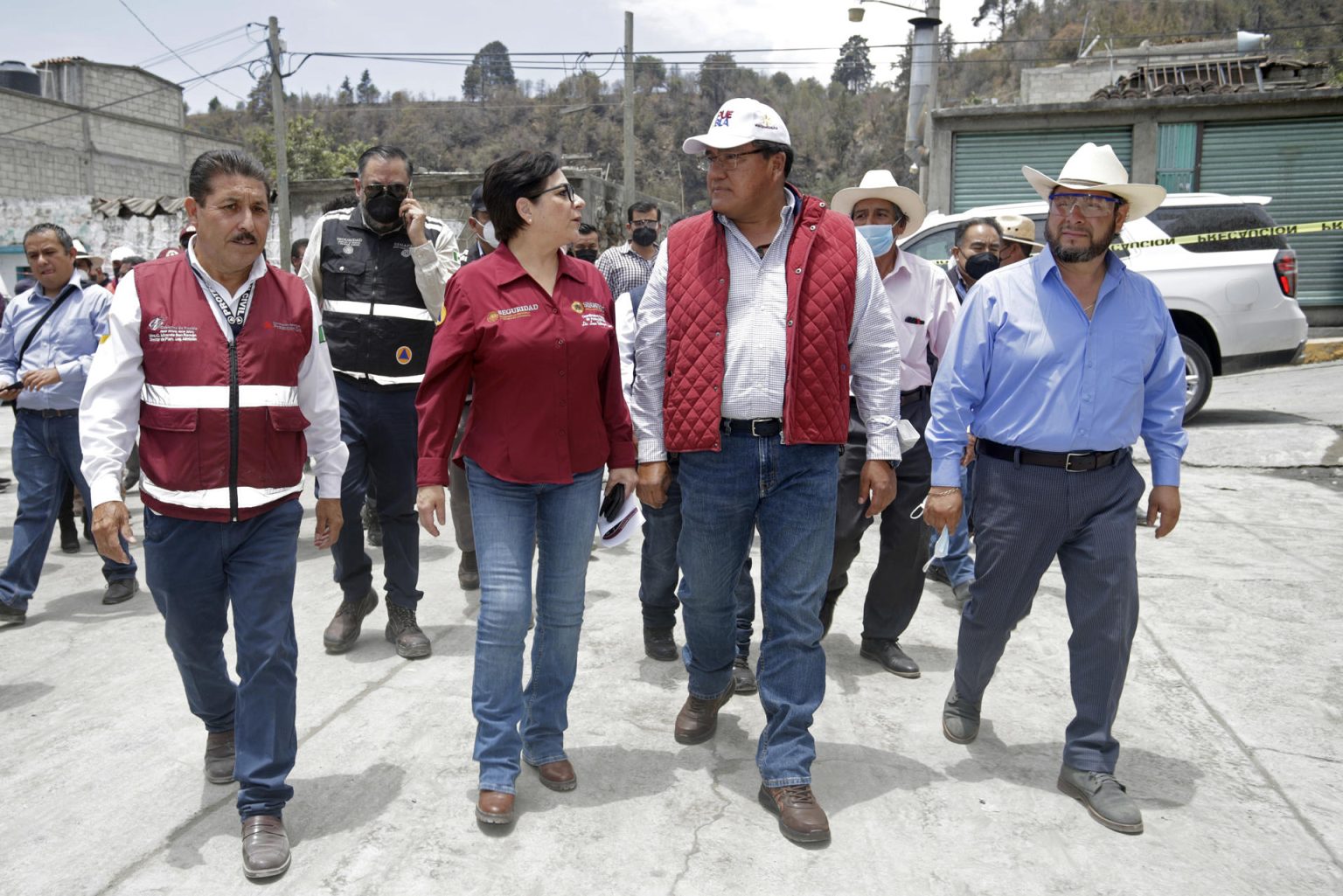 La Coordinadora Nacional de Protección Civil, Laura Velázquez Alzúa(i) y el Secretario de Gobernación de Puebla, Julio Huerta(d) durante el recorrido por la comunidad de Santiago Xalitzintla, parte de la ruta de evacuación no. 2 del volcán Popocatépetl. EFE/Hilda Ríos