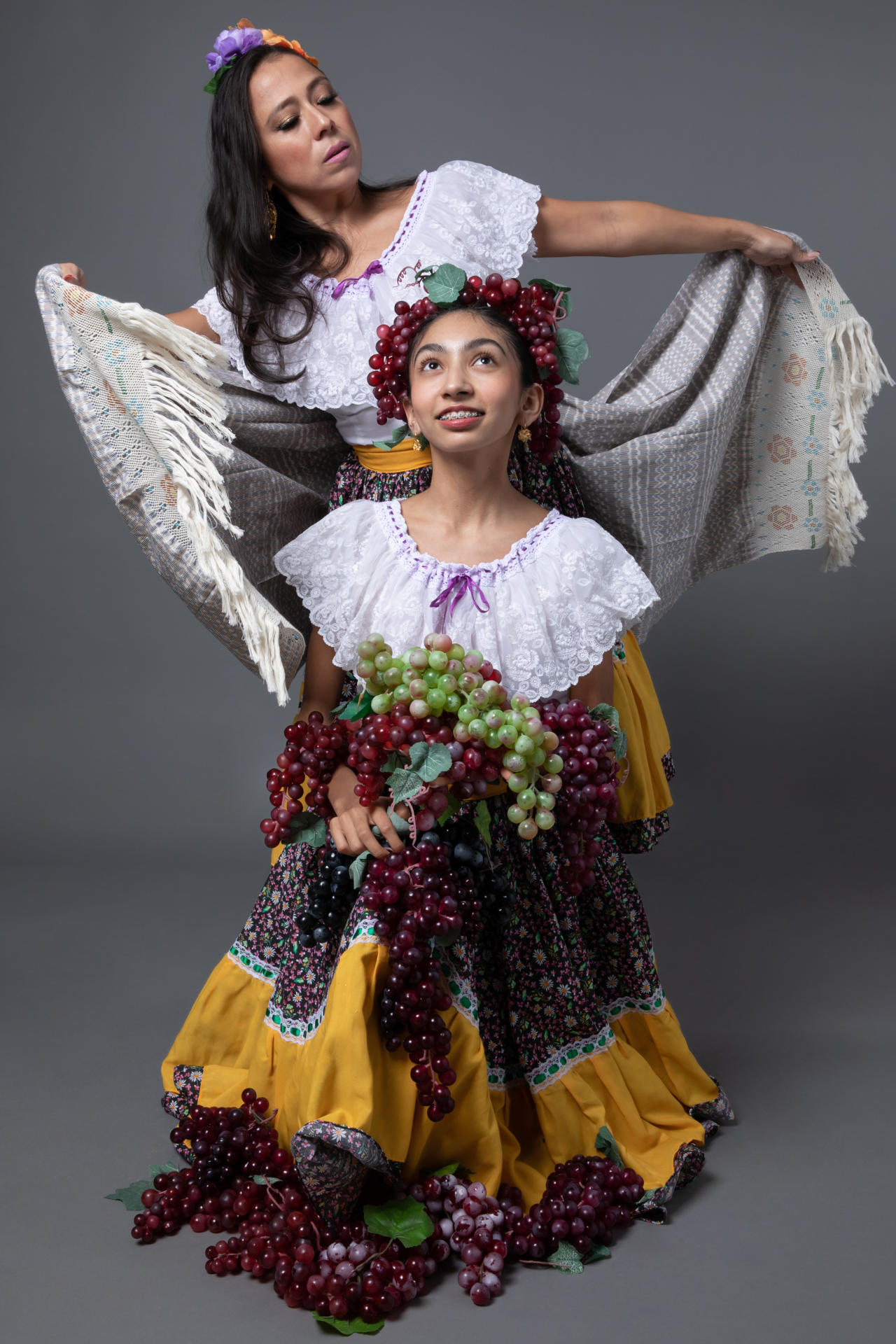 Fotografía cedida por la compañía mexicana de danza Calpulli de su obra "Monarcas", que lleva el nombre de "la inmigrante más inspiradora", la mariposa monarca, "cuyo viaje por América del Norte recuerda un mundo sin fronteras", de acuerdo a este grupo de danza fundado en 2003 por los coreógrafos Alberto López y Juan Castaño, con sede en Nueva York. EFE/Julieta Cervantes/Calpulli /SOLO USO EDITORIAL/NO VENTAS/SOLO DISPONIBLE PARA ILUSTRAR LA NOTICIA QUE ACOMPAÑA/CRÉDITO OBLIGATORIO