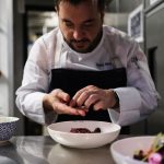 El chef madrileño David Sierra prepara uno de sus platos, el 14 de abril 2023, en la cocina del restaurante Joselito Casa de Comidas, en Washington (EE.UU.). EFE/Jorge Dastis