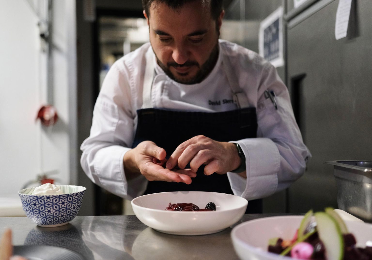 El chef madrileño David Sierra prepara uno de sus platos, el 14 de abril 2023, en la cocina del restaurante Joselito Casa de Comidas, en Washington (EE.UU.). EFE/Jorge Dastis