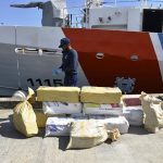 Fotografía cedida por la Guardia Costera estadounidense donde se muestran unos paquetes con 411 kilogramos (901 libras) de cocaína, valorado en 10,2 millones de dólares, descargados en el puerto de San Juan (Puerto Rico). EFE/Guardia Costera EEUU /SOLO USO EDITORIAL/NO VENTAS/SOLO DISPONIBLE PARA ILUSTRAR LA NOTICIA QUE ACOMPAÑA/CRÉDITO OBLIGATORIO