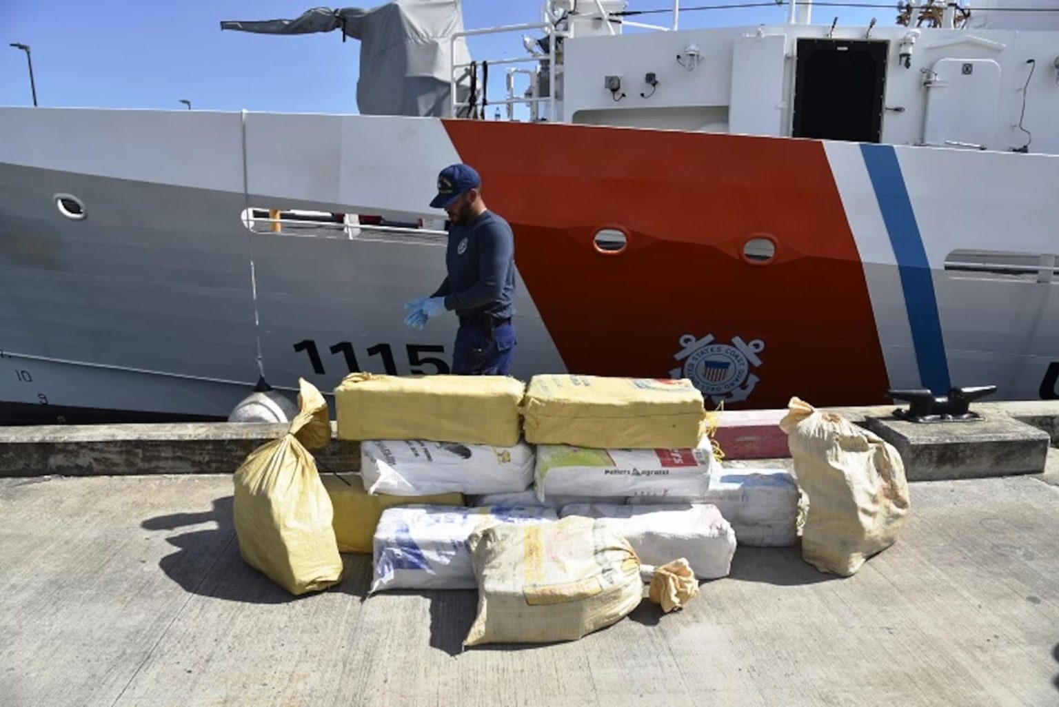 Fotografía cedida por la Guardia Costera estadounidense donde se muestran unos paquetes con 411 kilogramos (901 libras) de cocaína, valorado en 10,2 millones de dólares, descargados en el puerto de San Juan (Puerto Rico). EFE/Guardia Costera EEUU /SOLO USO EDITORIAL/NO VENTAS/SOLO DISPONIBLE PARA ILUSTRAR LA NOTICIA QUE ACOMPAÑA/CRÉDITO OBLIGATORIO