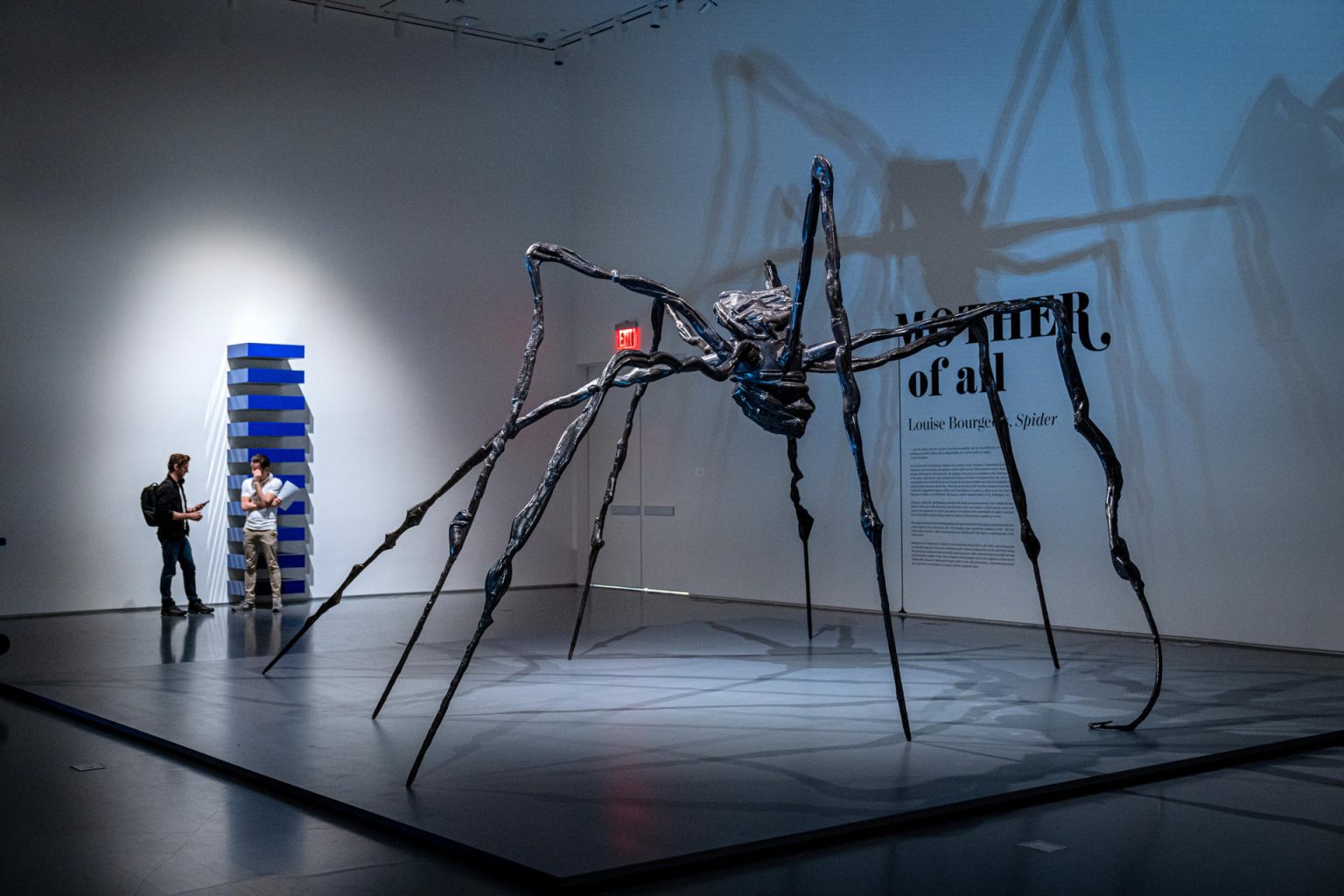 Personas observan hoy, la obra "Spider" (1966), de 3 metros de altura y con la que la escultora Louise Bourgeois evocaba recuerdos infantiles y de admiración por su madre, en la casa de subastas Sotheby's, en Nueva York (EEUU). EFE/Ángel Colmenares