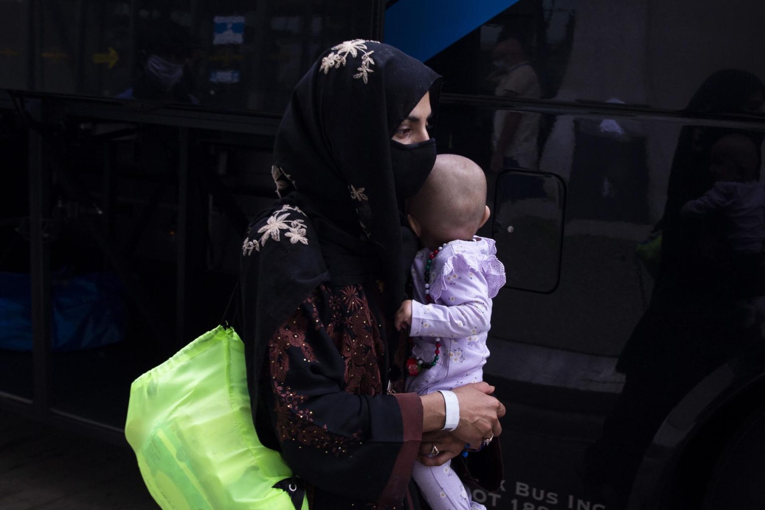 Varias personas evacuadas de Afganistán se disponen a subir a un autobús después de llegar al aeropuerto internacional Washington Dulles en Chantilly, Virginia, EE. UU. Fotografía de archivo. EFE/Michael Reynolds