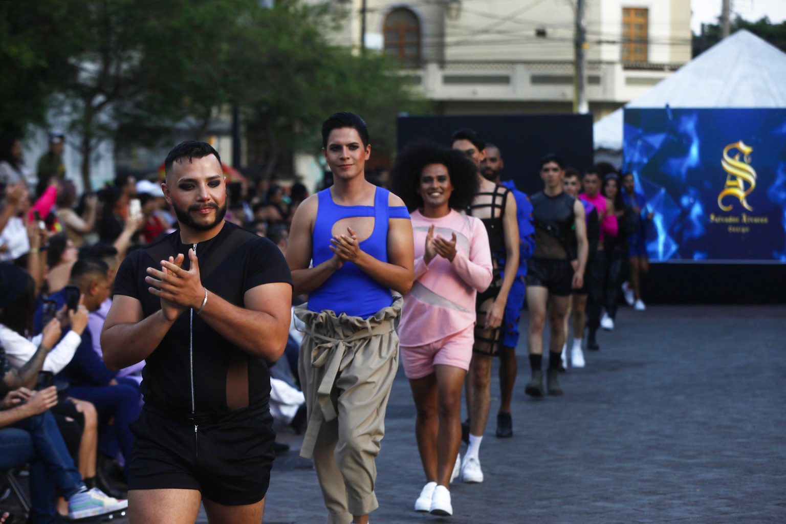 Modelos visten prendas del diseñador mexicano Salvador Álvarez, durante el Fashion Day LGBTQ, el 20 de mayo de 2023, en la ciudad de Guadalajara en Jalisco (México). EFE/Francisco Guasco