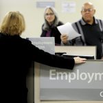 Fotografía de archivo donde se observa a una mujer mientras espera a ser atendida en la oficina de desempleo de Nueva York, Estados Unidos. EFE/Justin Lane