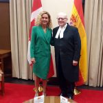 Fotografía cedida por el Congreso de los Diputados de España donde aparece su presidenta, Meritxell Batet, junto con el presidente del Senado canadiense, George Furey, mientras posan hoy durante una reunión en Ottawa, Canadá. EFE/Congreso Diputados España  /SOLO USO EDITORIAL/NO VENTAS/SOLO DISPONIBLE PARA ILUSTRAR LA NOTICIA QUE ACOMPAÑA/CRÉDITO OBLIGATORIO