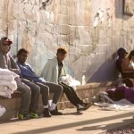 Migrantes esperan en una calle hoy, en El Paso, Texas (EEUU). EFE/Jonathan Fernández