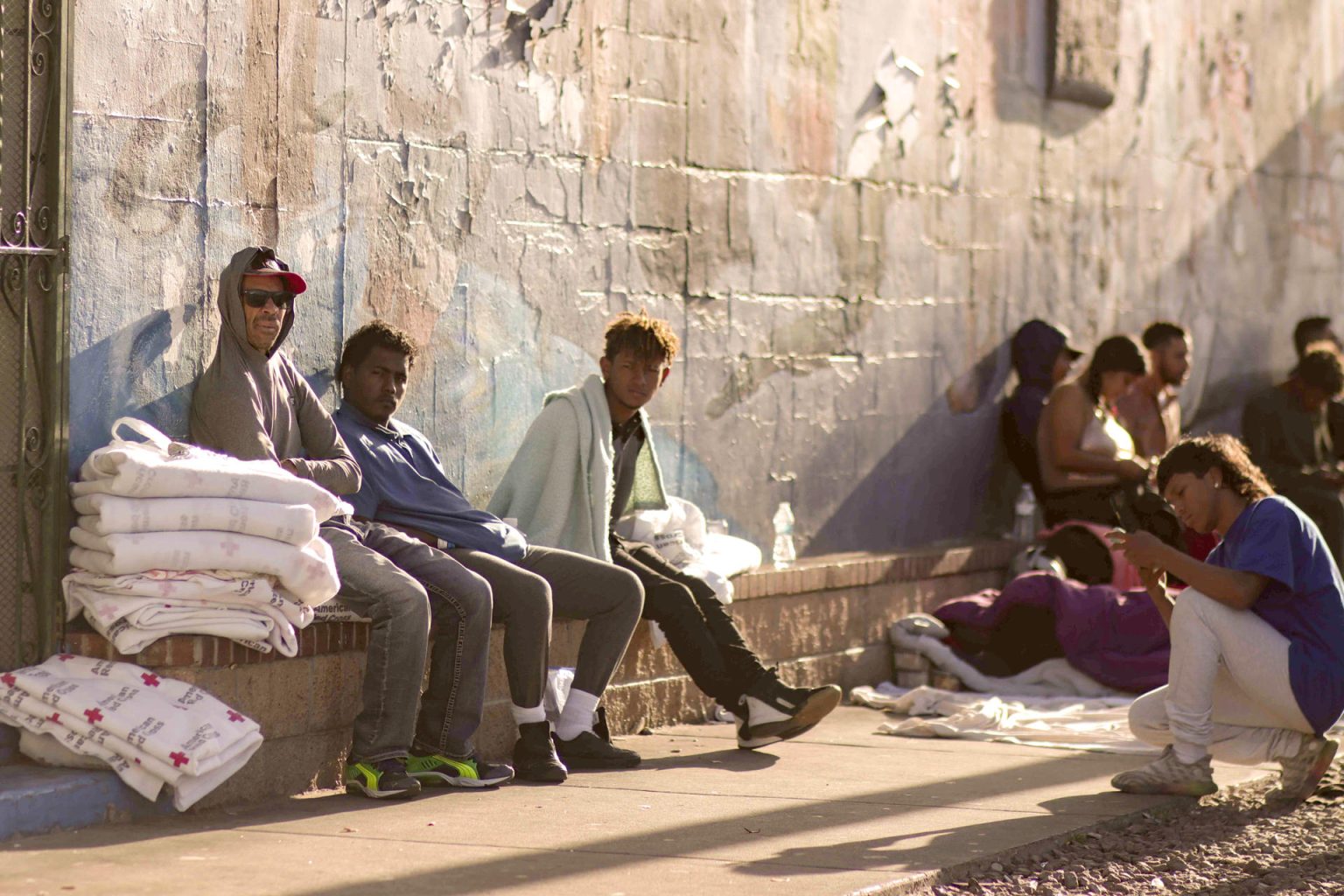 Migrantes esperan en una calle hoy, en El Paso, Texas (EEUU). EFE/Jonathan Fernández