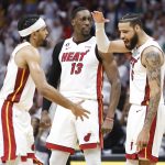 Gabe Vincent (i), Bam Adebayo (c) y Caleb Martin (d), de los Heat de Miami, fueron registrados este domingo, 21 de mayo, al celebrar la buena actuación de su equipo contra los Celtics de Boston, durante el tercer partido de las finales de la Conferencia Este de la NBA, en el coliseo Kaseya Center, en Miami (Florida, EE.UU.) EFE/Rhona Wise