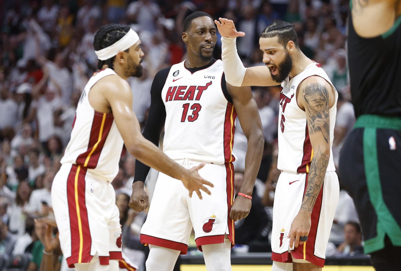 Gabe Vincent (i), Bam Adebayo (c) y Caleb Martin (d), de los Heat de Miami, fueron registrados este domingo, 21 de mayo, al celebrar la buena actuación de su equipo contra los Celtics de Boston, durante el tercer partido de las finales de la Conferencia Este de la NBA, en el coliseo Kaseya Center, en Miami (Florida, EE.UU.) EFE/Rhona Wise