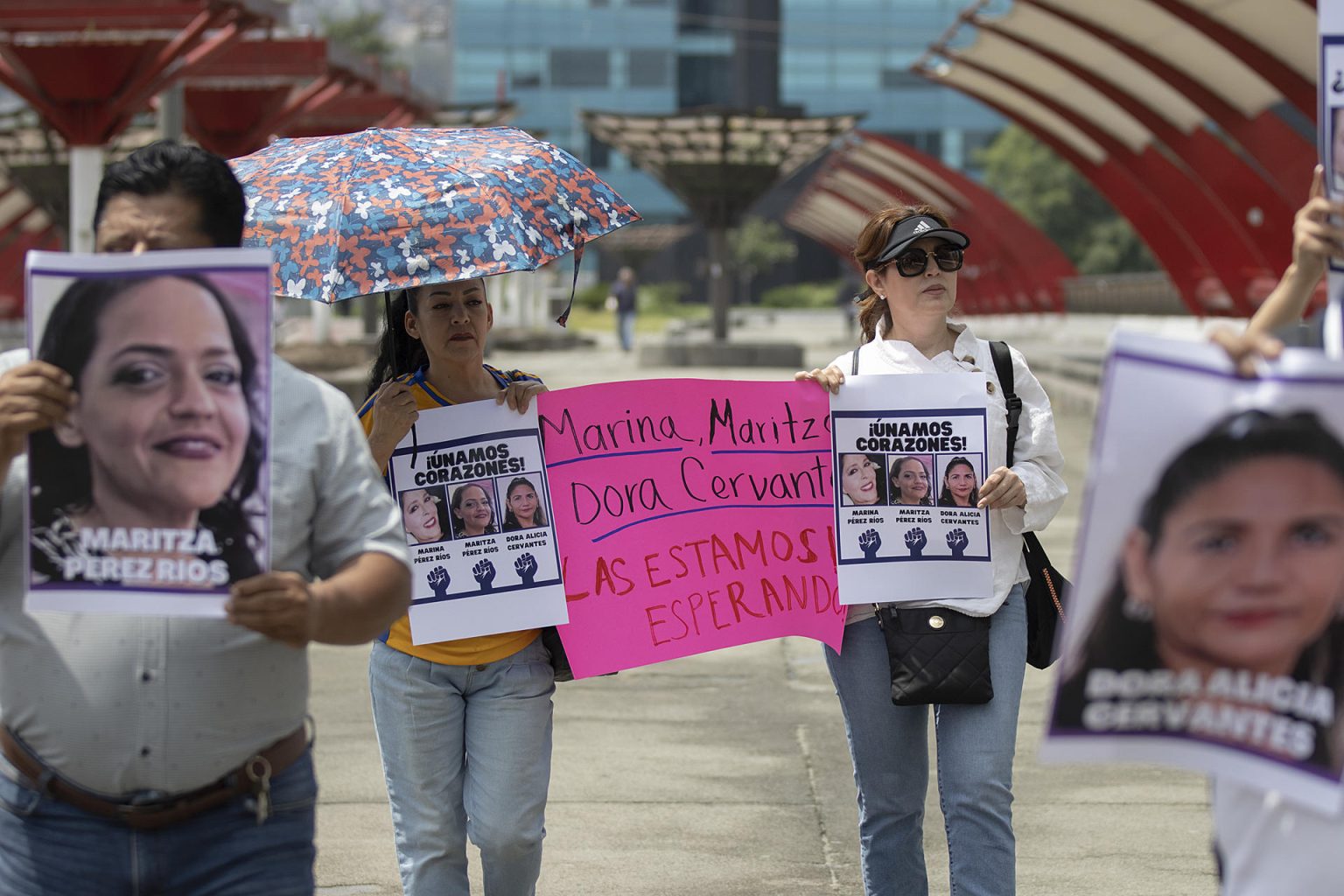 Familiares y colectivos feministas protestan hoy, por la principales calles en la ciudad de Monterrey, en el estado de Nuevo León (México). EFE/Antonio Ojeda.