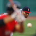 Fotografía de archivo en la que se registró al lanzador Lance Lynn, al actuar para los Mellizos de Minnesota y actual abridor de los Medias Blancas de Chicago, quien trabajó 6.2 entradas en las que permitió 4 carreras y ponchó a ocho bateadores para acreditarse el triunfo de su equipo 6-5 sobre los Rojos de Cincinnati. EFE/CJ Gunther