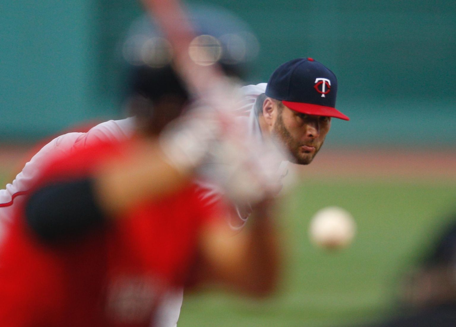 Fotografía de archivo en la que se registró al lanzador Lance Lynn, al actuar para los Mellizos de Minnesota y actual abridor de los Medias Blancas de Chicago, quien trabajó 6.2 entradas en las que permitió 4 carreras y ponchó a ocho bateadores para acreditarse el triunfo de su equipo 6-5 sobre los Rojos de Cincinnati. EFE/CJ Gunther