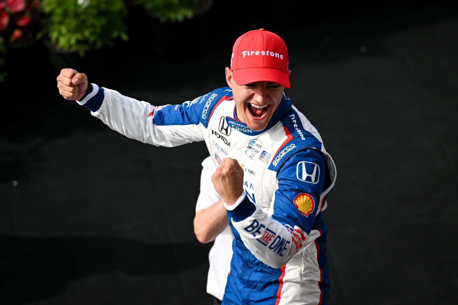 Fotografía cedida hoy por IndyCar donde aparece el piloto español Álex Palou, del equipo Chip Ganassi, mientras celebra su victoria en el GMR Grand Prix de Indianápolis, Indiana (EE.UU.). EFE/IndyCar /James Black