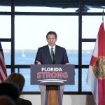 Fotografía cedida por la Gobernación de Florida, del 17 de marzo de 2023, donde aparece el gobernador de Florida Ron DeSantis, mientras habla durante su campaña "Florida Strong" (Florida fuerte) en Fort Myers (EEUU). EFE/Gobernación de Florida /SOLO USO EDITORIAL/SOLO DISPONIBLE PARA ILUSTRAR LA NOTICIA QUE ACOMPAÑA (CRÉDITO OBLIGATORIO)