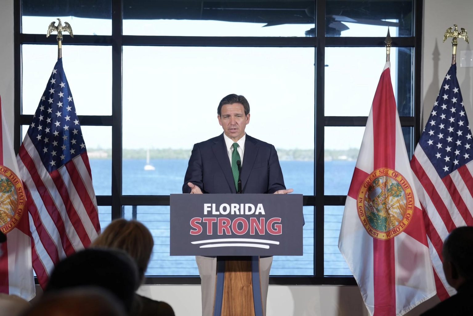 Fotografía cedida por la Gobernación de Florida, del 17 de marzo de 2023, donde aparece el gobernador de Florida Ron DeSantis, mientras habla durante su campaña "Florida Strong" (Florida fuerte) en Fort Myers (EEUU). EFE/Gobernación de Florida /SOLO USO EDITORIAL/SOLO DISPONIBLE PARA ILUSTRAR LA NOTICIA QUE ACOMPAÑA (CRÉDITO OBLIGATORIO)