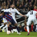 El lateral del Barcelona Álex Balde (i) escapa de Dani Carvajal (c), del Real Madrid, durante el partido de vuelta de la semifinal de la Copa del Rey de fútbol que FC Barcelona y Real Madrid, en una fotografía de archivo. EFE/Siu Wu