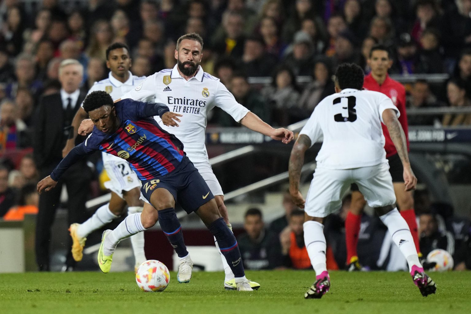 El lateral del Barcelona Álex Balde (i) escapa de Dani Carvajal (c), del Real Madrid, durante el partido de vuelta de la semifinal de la Copa del Rey de fútbol que FC Barcelona y Real Madrid, en una fotografía de archivo. EFE/Siu Wu