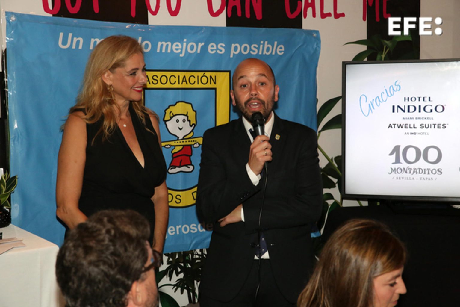 El director general de la ONG Mensajeros de la Paz, Sergio Mella, habla hoy junto a la periodista y presentadora Rocío Sañudo, durante una cena solidaria en Miami, Florida. EFE/Marlon Pacheco