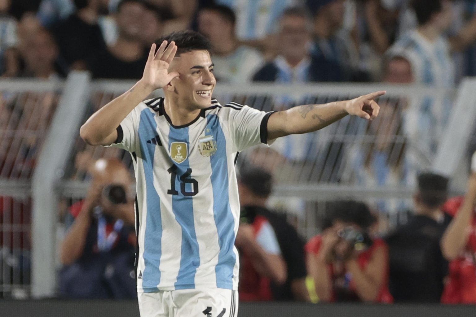 Fotografía de archivo en la que se registró al argentino Thiago Almada, al celebrar un gol con su selección y actual centrocampista del Atlanta United de la MLS, quien anotó un golazo en la victoria de su equipo 4-0 sobre el Colorado Rapids. EFE/Juan Ignacio Roncoroni