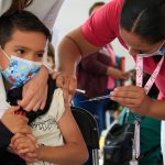 Fotografía de archivo que muestra a un niño que recibe la vacuna contra la tuberculosis. EFE/Luis Ramírez