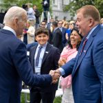 Fotografía divulgada por el presidente de los Estados Unidos, Joe Biden (i) donde aparece mientras saluda a Luis Contreras (d) y Karina Doracio (2d), durante la celebración de la Semana Nacional de la Pequeña Empresa en La Casa Blanca en Washington. EFE/POTUS/White House /SOLO USO EDITORIAL/NO VENTAS/SOLO DISPONIBLE PARA ILUSTRAR LA NOTICIA QUE ACOMPAÑA/CRÉDITO OBLIGATORIO