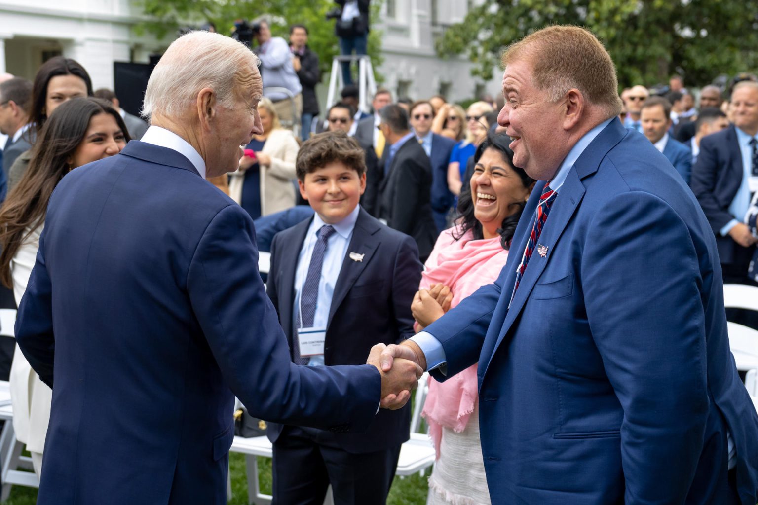 Fotografía divulgada por el presidente de los Estados Unidos, Joe Biden (i) donde aparece mientras saluda a Luis Contreras (d) y Karina Doracio (2d), durante la celebración de la Semana Nacional de la Pequeña Empresa en La Casa Blanca en Washington. EFE/POTUS/White House /SOLO USO EDITORIAL/NO VENTAS/SOLO DISPONIBLE PARA ILUSTRAR LA NOTICIA QUE ACOMPAÑA/CRÉDITO OBLIGATORIO