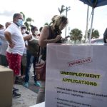 Personas hacen fila para recibir la aplicación de subsidio por desempleo en Hialeah, Florida (EE.UU.), en una fotografía de archivo. EFE/Cristóbal Herrera-Ulashkevich