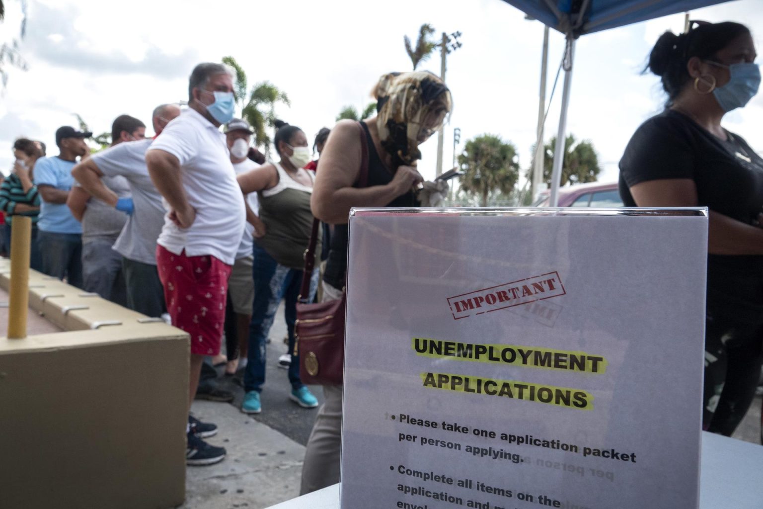 Personas hacen fila para recibir la aplicación de subsidio por desempleo en Hialeah, Florida (EE.UU.), en una fotografía de archivo. EFE/Cristóbal Herrera-Ulashkevich