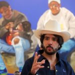 El artista mexicano Manuel Gaona habla durante la inauguración de la muestra "The American Dream", hoy, en la Ciudad de México (México). EFE/Isaac Esquivel